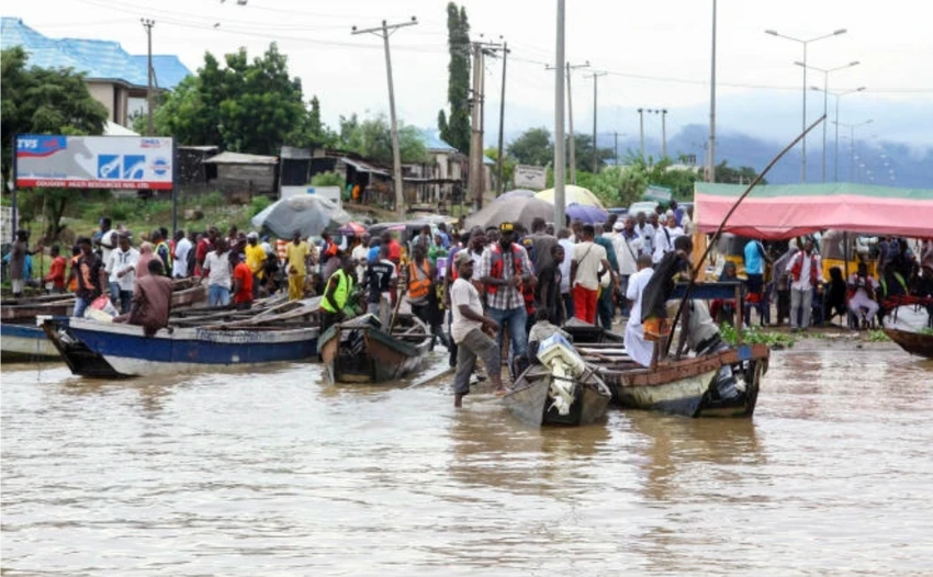 Nigeria bị lũ lụt tàn phá nặng nề, khiến nhiều người dân phải di chuyển bằng tàu thuyền. ẢNH: AP Nigeria bị lũ lụt tàn phá nặng nề, khiến nhiều người dân phải di chuyển bằng tàu thuyền. ẢNH: AP