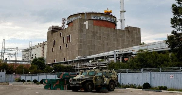 Xe tăng của Nga bên ngoài nhà máy điện hạt nhân Zaporizhzhia. ẢNH: REUTERS Xe tăng của Nga bên ngoài nhà máy điện hạt nhân Zaporizhzhia. ẢNH: REUTERS