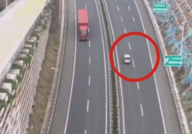 Chiếc xe mất thắng của anh Tạ chạy với vận tốc 126 km/h liên tục trong 2 giờ trên đường cao tốc tỉnh Chiết Giang, Trung Quốc. ẢNH: WEIBO Chiếc xe mất thắng của anh Tạ chạy với vận tốc 126 km/h liên tục trong 2 giờ trên đường cao tốc tỉnh Chiết Giang, Trung Quốc. ẢNH: WEIBO
