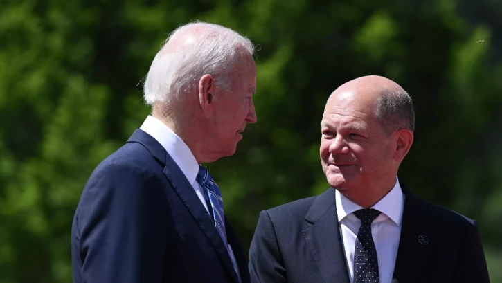 Tổng thống Mỹ Joe Biden (bên trái) và Thủ tướng Đức Olaf Scholz (bên phải). ẢNH: AP Tổng thống Mỹ Joe Biden (bên trái) và Thủ tướng Đức Olaf Scholz (bên phải). ẢNH: AP