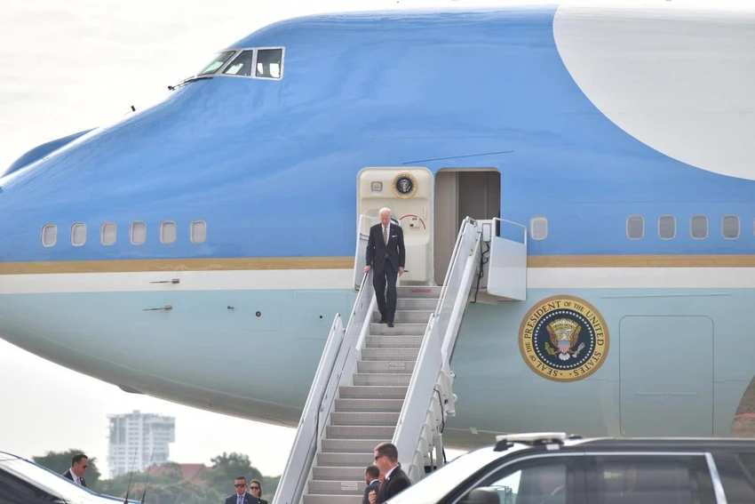 Tổng thống Mỹ Joe Biden tại sân bay thủ đô Phnom Penh sáng 12-11. ẢNH: FRESH NEWS Tổng thống Mỹ Joe Biden tại sân bay thủ đô Phnom Penh sáng 12-11. ẢNH: FRESH NEWS