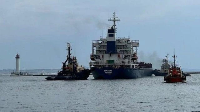 Tàu chở ngũ cốc của Ukraine qua Biển Đen. ẢNH: AP Tàu chở ngũ cốc của Ukraine qua Biển Đen. ẢNH: AP