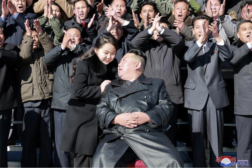 Nhà lãnh đạo Triều Tiên Kim Jong-un trò chuyện cùng con gái khi chụp ảnh với các nhà khoa học. Ảnh: KCNA. Nhà lãnh đạo Triều Tiên Kim Jong-un trò chuyện cùng con gái khi chụp ảnh với các nhà khoa học. Ảnh: KCNA.