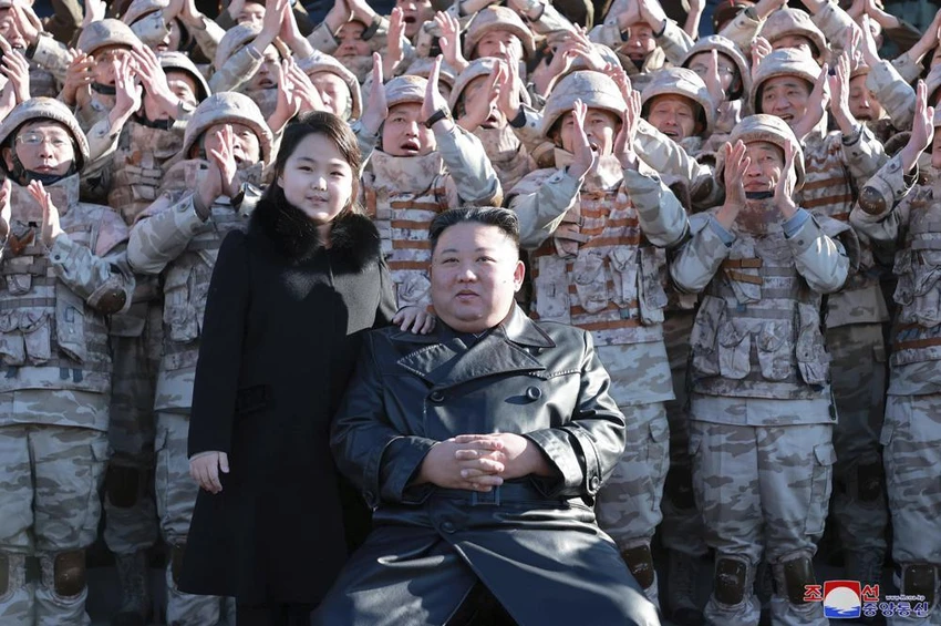 Bức ảnh được cung cấp vào ngày 27-11 cho thấy nhà lãnh đạo Triều Tiên Kim Jong-un (giữa) chụp ảnh cùng con gái và các binh sĩ. Ảnh: KCNA. Bức ảnh được cung cấp vào ngày 27-11 cho thấy nhà lãnh đạo Triều Tiên Kim Jong-un (giữa) chụp ảnh cùng con gái và các binh sĩ. Ảnh: KCNA.