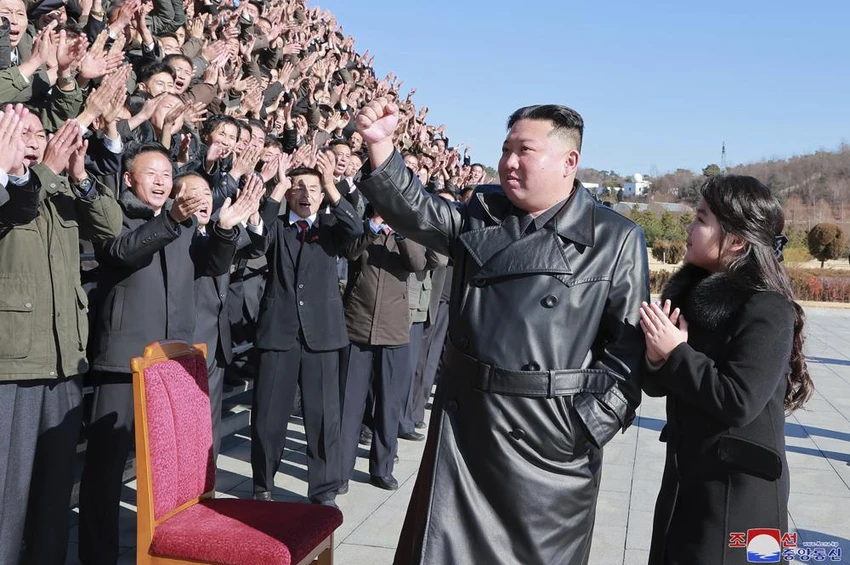 Nhà lãnh đạo Triều Tiên Kim Jong-un cùng con gái vẫy chào các binh sĩ và công nhân tham gia vận hành vụ phóng Hwasong-17. Ảnh: KCNA. Nhà lãnh đạo Triều Tiên Kim Jong-un cùng con gái vẫy chào các binh sĩ và công nhân tham gia vận hành vụ phóng Hwasong-17. Ảnh: KCNA.