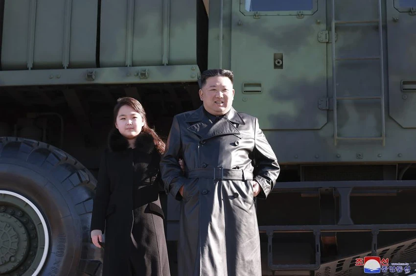 Nhà lãnh đạo Triều Tiên Kim Jong-un chụp ảnh cùng con gái trước xe tải quân sự mang tên lửa đạn đạo xuyên lục địa Hwasong-17. Ảnh: KCNA. Nhà lãnh đạo Triều Tiên Kim Jong-un chụp ảnh cùng con gái trước xe tải quân sự mang tên lửa đạn đạo xuyên lục địa Hwasong-17. Ảnh: KCNA.