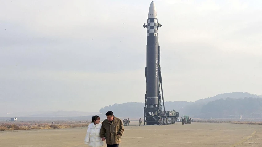 Bức ảnh chụp nhà lãnh đạo Triều Tiên Kim Jong-un và con gái được công bố hôm 19-11. Ảnh: KCNA Bức ảnh chụp nhà lãnh đạo Triều Tiên Kim Jong-un và con gái được công bố hôm 19-11. Ảnh: KCNA