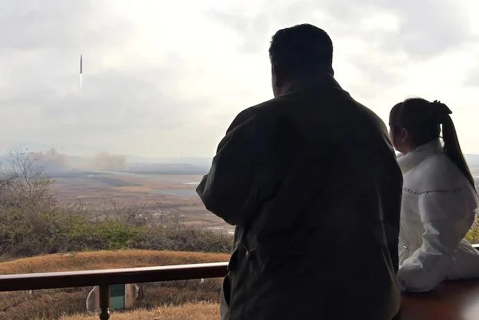 Nhà lãnh đạo Triều Tiên Kim Jong-un và con gái quan sát tên lửa Hwasong-17 được phóng lên. Ảnh: KCNA. Nhà lãnh đạo Triều Tiên Kim Jong-un và con gái quan sát tên lửa Hwasong-17 được phóng lên. Ảnh: KCNA.