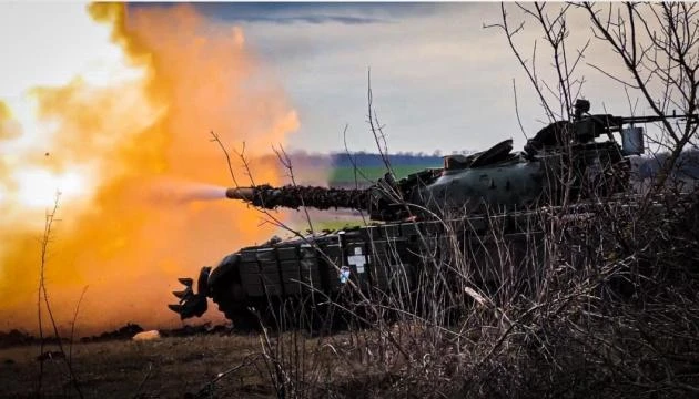 Xe tăng của quân Moscow tiến công tại chiến trường Donetsk ngày 30-11. ẢNH: AP Xe tăng của quân Moscow tiến công tại chiến trường Donetsk ngày 30-11. ẢNH: AP