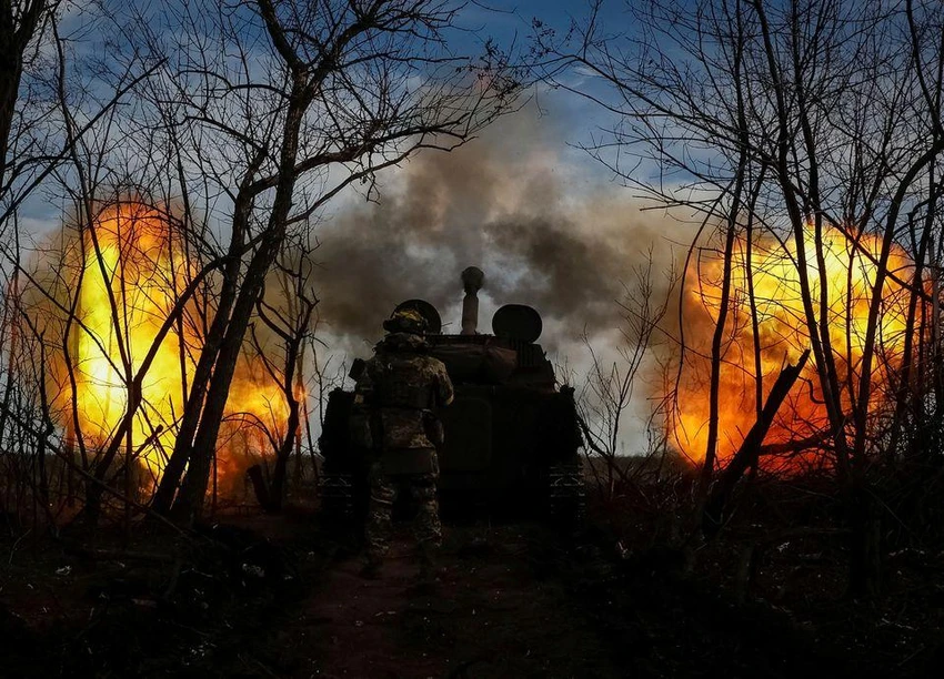 Quân Ukraine nã pháo tự hành về phía quân Nga ở chiến trường Donetsk ngày 2-12. ẢNH: REUTERS Quân Ukraine nã pháo tự hành về phía quân Nga ở chiến trường Donetsk ngày 2-12. ẢNH: REUTERS
