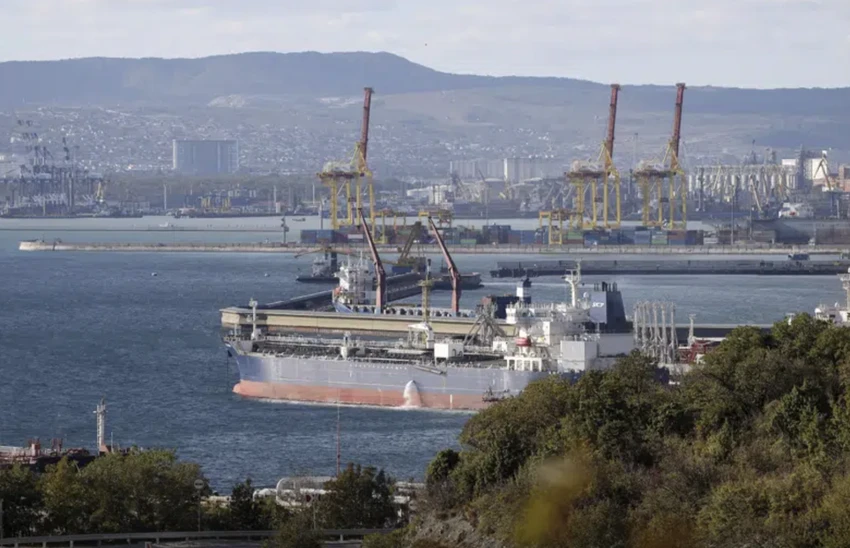 Tàu chở dầu Nga tại cảng Sheskharis ở TP Novorossiysk (Nga). ẢNH: AP Tàu chở dầu Nga tại cảng Sheskharis ở TP Novorossiysk (Nga). ẢNH: AP