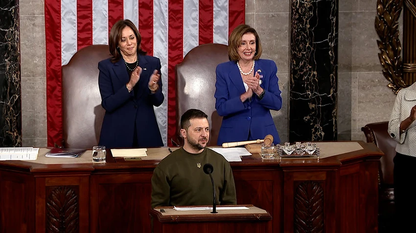 Tổng thống Ukraine - ông Volodymyr Zelensky và Phó Tổng thống Mỹ - bà Kamala Harris (bên trái) cùng Chủ tịch Hạ viện Mỹ - bà Nancy Pelosi (bên phải). Ảnh: CNN Tổng thống Ukraine - ông Volodymyr Zelensky và Phó Tổng thống Mỹ - bà Kamala Harris (bên trái) cùng Chủ tịch Hạ viện Mỹ - bà Nancy Pelosi (bên phải). Ảnh: CNN