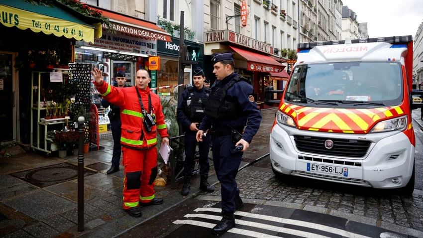 Cảnh sát và lực lượng cứu hộ tại hiện trường vụ xả súng. Ảnh: REUTERS Cảnh sát và lực lượng cứu hộ tại hiện trường vụ xả súng. Ảnh: REUTERS