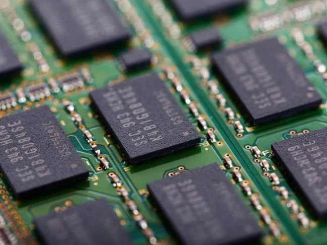 Chip bán dẫn giữ vai trò quan trọng trong việc chế tạo sản phẩm và linh kiện công nghệ hiện đại. Ảnh: THEINVESTOR.CO