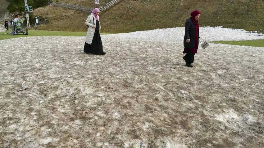 Du khách đi bộ trên một mảng tuyết nhân tạo đang tan chảy ở Vlasic (Bosnia và Herzegovina). Ảnh: AP Du khách đi bộ trên một mảng tuyết nhân tạo đang tan chảy ở Vlasic (Bosnia và Herzegovina). Ảnh: AP
