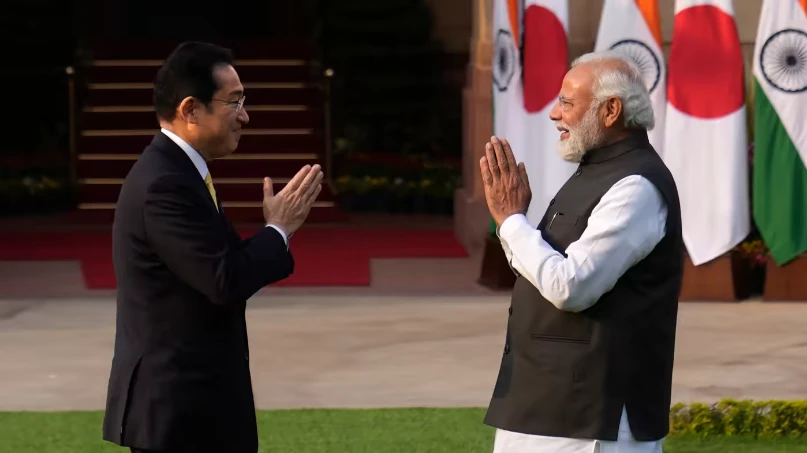 Thủ tướng Nhật Kishida Fumio (bên phải) và Thủ tướng Ấn Độ Narendra Modi (bên trái) trong cuộc gặp hồi tháng 3-2022, tại thủ đô New Delhi, Ấn Độ. Ảnh: AP Thủ tướng Nhật Kishida Fumio (bên phải) và Thủ tướng Ấn Độ Narendra Modi (bên trái) trong cuộc gặp hồi tháng 3-2022, tại thủ đô New Delhi, Ấn Độ. Ảnh: AP