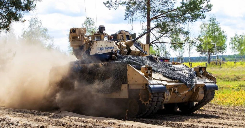 Xe tăng Bradley của Mỹ trong một cuộc tập trận với Đức hồi tháng 5-2022. Ảnh: DEFENSE NEWS Xe tăng Bradley của Mỹ trong một cuộc tập trận với Đức hồi tháng 5-2022. Ảnh: DEFENSE NEWS