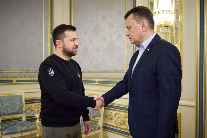 Tổng thống Ukraine - ông Volodymyr Zelensky (bên trái) và Bộ trưởng Quốc phòng Ba Lan Mariusz Blaszczak trong chuyến thăm của ông Blaszczak tới Kiev hồi 3-2. Ảnh: PRESIDENT.GOV.UA Tổng thống Ukraine - ông Volodymyr Zelensky (bên trái) và Bộ trưởng Quốc phòng Ba Lan Mariusz Blaszczak trong chuyến thăm của ông Blaszczak tới Kiev hồi 3-2. Ảnh: PRESIDENT.GOV.UA