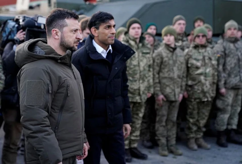 Ông Zelensky và ông Sunak đi thăm cơ sở huấn luyện quân đội Ukraine vận hành xe tăng Challenger 2. Ảnh: REUTERS Ông Zelensky và ông Sunak đi thăm cơ sở huấn luyện quân đội Ukraine vận hành xe tăng Challenger 2. Ảnh: REUTERS