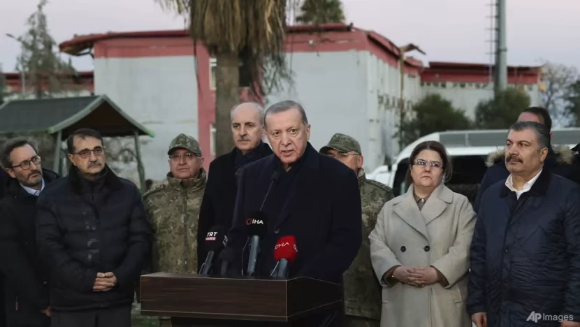 Tổng thống Thổ Nhĩ Kỳ Recep Tayyip Erdogan trong chuyến thăm TP Kahramanmaras - tâm của trận động đất 7,8 độ richter xảy ra hồi 6-2. Ảnh: AP Tổng thống Thổ Nhĩ Kỳ Recep Tayyip Erdogan trong chuyến thăm TP Kahramanmaras - tâm của trận động đất 7,8 độ richter xảy ra hồi 6-2. Ảnh: AP