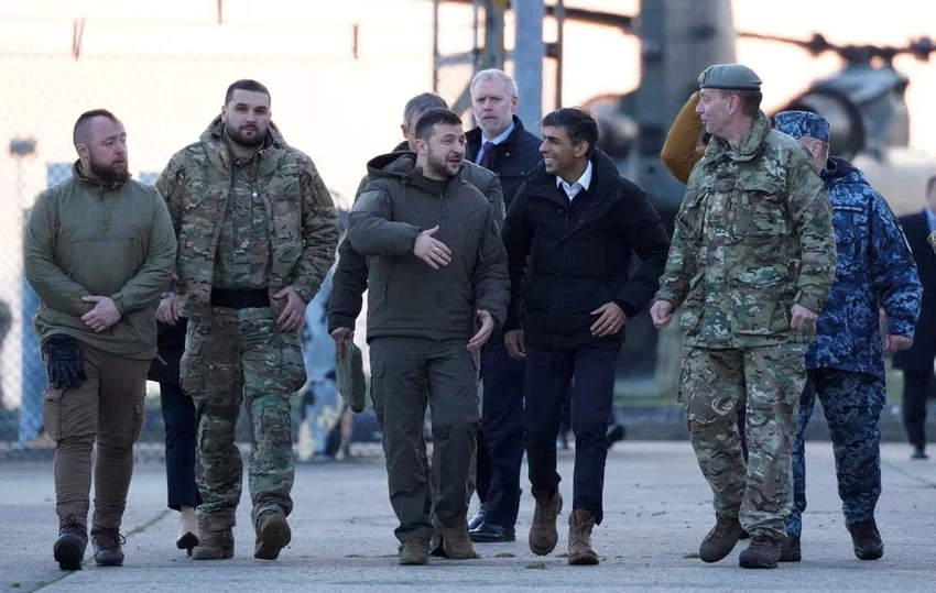Ông Zelensky và ông Sunak đi thăm cơ sở huấn luyện quân đội Ukraine vận hành xe tăng Challenger 2. Ảnh: REUTERS Ông Zelensky và ông Sunak đi thăm cơ sở huấn luyện quân đội Ukraine vận hành xe tăng Challenger 2. Ảnh: REUTERS