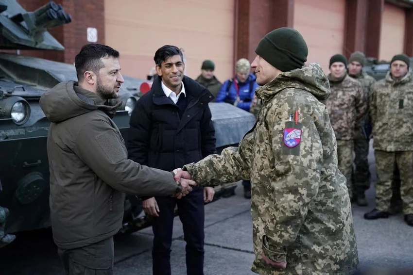 Ông Zelensky và ông Sunak đi thăm cơ sở huấn luyện quân đội Ukraine vận hành xe tăng Challenger 2. Ảnh: REUTERS Ông Zelensky và ông Sunak đi thăm cơ sở huấn luyện quân đội Ukraine vận hành xe tăng Challenger 2. Ảnh: REUTERS
