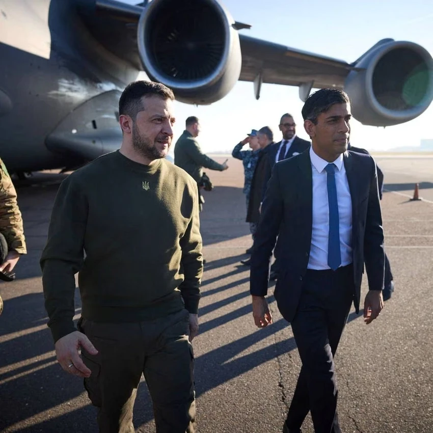 Tổng thống Ukraine - ông Volodymyr Zelensky gặp Thủ tướng Anh Rishi Sunak tại sân bay Stansted (London, Anh). ẢNH: REUTERS Tổng thống Ukraine - ông Volodymyr Zelensky gặp Thủ tướng Anh Rishi Sunak tại sân bay Stansted (London, Anh). ẢNH: REUTERS