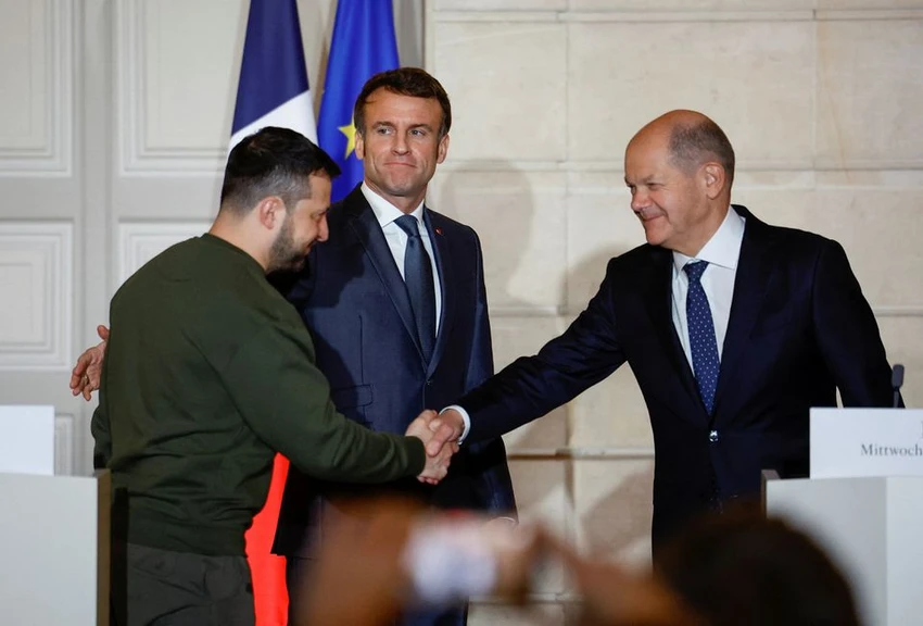 Ông Zelensky gặp ông Macron và ông Scholz. Ảnh: CNN Ông Zelensky gặp ông Macron và ông Scholz. Ảnh: CNN