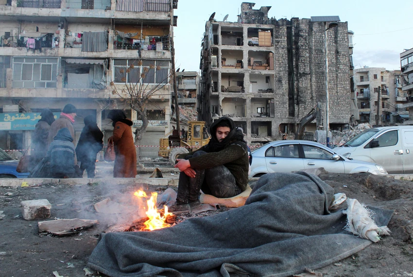 Một nạn nhân của trận động đất trên đường phố ở Aleppo, Syria. Ảnh: REUTERS Một nạn nhân của trận động đất trên đường phố ở Aleppo, Syria. Ảnh: REUTERS