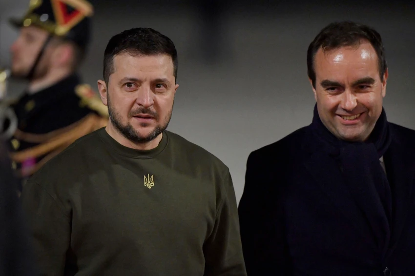 Bộ trưởng Quốc phòng Pháp Sebastien Lecornu tiếp đón ông Zelensky tại sân bay Paris Orly (Pháp). Ảnh: CNN Bộ trưởng Quốc phòng Pháp Sebastien Lecornu tiếp đón ông Zelensky tại sân bay Paris Orly (Pháp). Ảnh: CNN