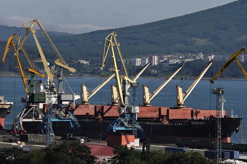 Một tàu chở dầu của Nga nằm ngoài cảng Nakhodka (Nga). Ảnh: REUTERS Một tàu chở dầu của Nga nằm ngoài cảng Nakhodka (Nga). Ảnh: REUTERS