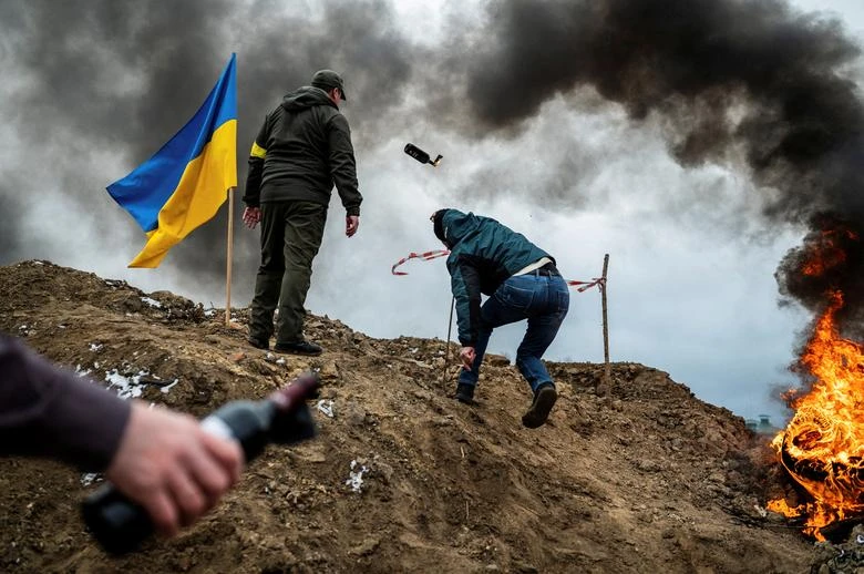 Người dân TP Zhytomyr (Ukraine) ném bom cháy về phía quân Nga để bảo vệ thành phố. Ảnh: REUTERS Người dân TP Zhytomyr (Ukraine) ném bom cháy về phía quân Nga để bảo vệ thành phố. Ảnh: REUTERS