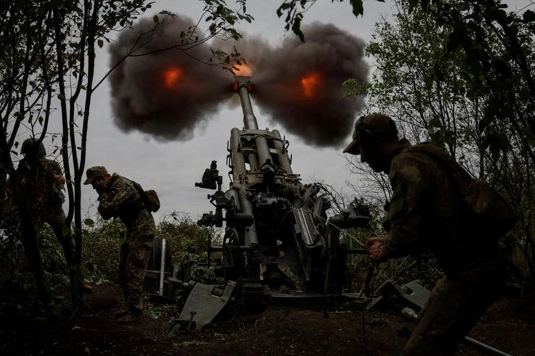 Quân Ukraine bắn lựu pháo M777 Howitzer trả đũa đối phương tại chiến trường Kharkiv. Ảnh: REUTERS Quân Ukraine bắn lựu pháo M777 Howitzer trả đũa đối phương tại chiến trường Kharkiv. Ảnh: REUTERS