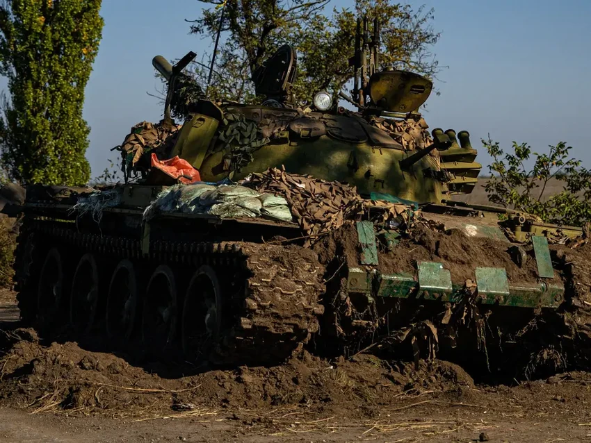 Xe tăng T-62 của Nga bị bỏ rơi tại chiến trường miền nam Ukraine. Ảnh: AFP
