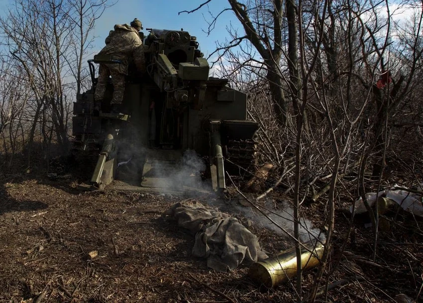 Quân Ukraine bắn pháo tự hành tại chiến trường Bakhmut (tỉnh Donetsk, Ukraine). Ảnh: REUTERS