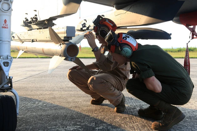 Thủy quân lục chiến Mỹ kiểm tra tên lửa AIM-120 được gắn trên máy bay chiến đấu AV-8B Harriers. Ảnh: US MARINE CORPS Thủy quân lục chiến Mỹ kiểm tra tên lửa AIM-120 được gắn trên máy bay chiến đấu AV-8B Harriers. Ảnh: US MARINE CORPS