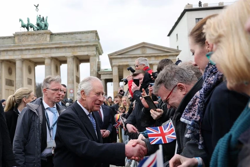 Vua Charles III bắt tay với người dân Đức tại tại Cổng Brandenburg. Ảnh: REUTERS Vua Charles III bắt tay với người dân Đức tại tại Cổng Brandenburg. Ảnh: REUTERS