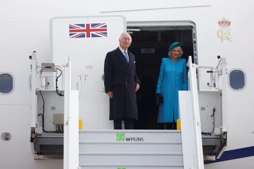 Vua Charles III và Hoàng hậu Camilla xuống máy bay tại sân bay thủ đô Berlin, Đức. Ảnh: REUTERS Vua Charles III và Hoàng hậu Camilla xuống máy bay tại sân bay thủ đô Berlin, Đức. Ảnh: REUTERS