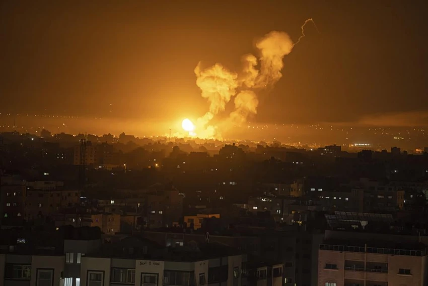 Khói và lửa bốc lên dữ dội do đợt không kích của quân Israel nhắm vào Dải Gaza trong ngày 7-4. Ảnh: AP Khói và lửa bốc lên dữ dội do đợt không kích của quân Israel nhắm vào Dải Gaza trong ngày 7-4. Ảnh: AP