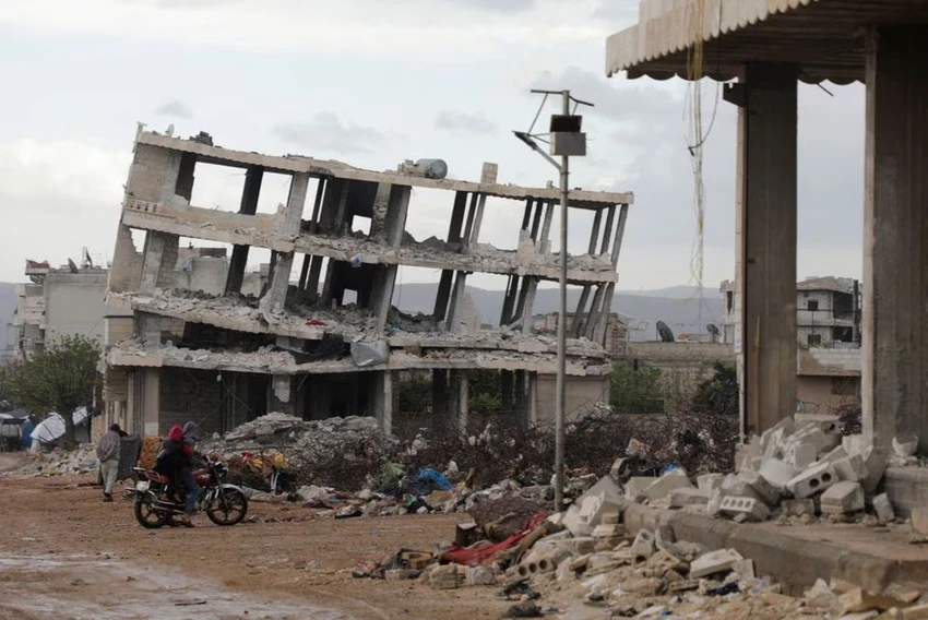 Một tòa nhà đổ sập tại Syria sau trận động đất kinh hoàng hồi 6-2. Ảnh: REUTERS Một tòa nhà đổ sập tại Syria sau trận động đất kinh hoàng hồi 6-2. Ảnh: REUTERS