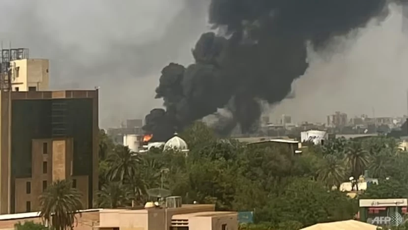 Đạn pháo khiến nhà dân tại thủ đô Khartoum (Sudan) bốc cháy. Ảnh: AFP Đạn pháo khiến nhà dân tại thủ đô Khartoum (Sudan) bốc cháy. Ảnh: AFP