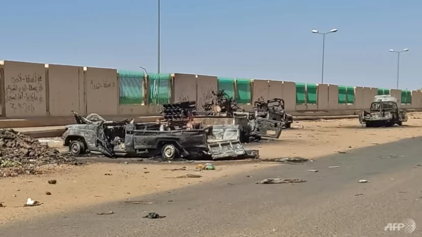 Những chiếc xe bị bom đạn phá hủy trên một đoạn đường phía nam thủ đô Khartoum (Sudan). Ảnh: AFP