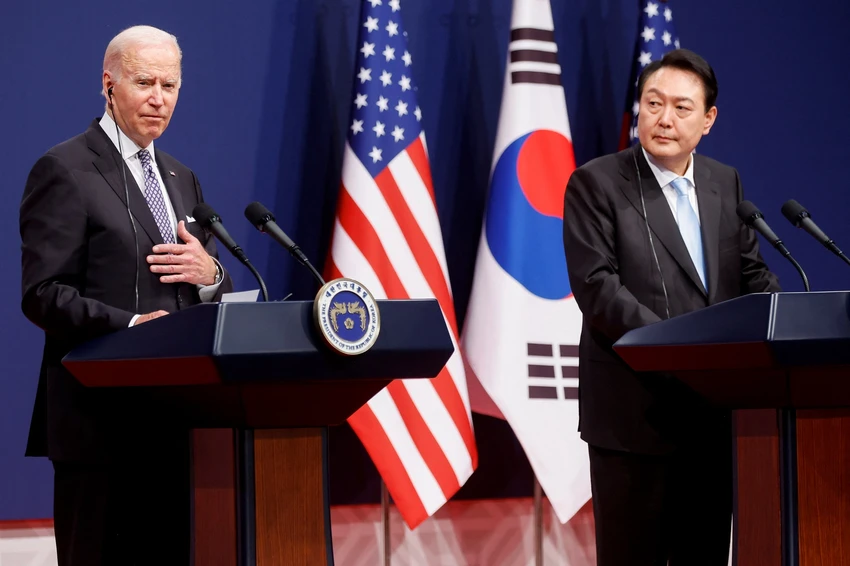 Tổng thống Mỹ Joe Biden (bên trái) và Tổng thống Hàn Quốc Yoon Suk-yeol trong một cuộc họp báo tại thủ đô Seoul (Hàn Quốc) hồi tháng 5-2022. Ảnh: REUTERS Tổng thống Mỹ Joe Biden (bên trái) và Tổng thống Hàn Quốc Yoon Suk-yeol trong một cuộc họp báo tại thủ đô Seoul (Hàn Quốc) hồi tháng 5-2022. Ảnh: REUTERS