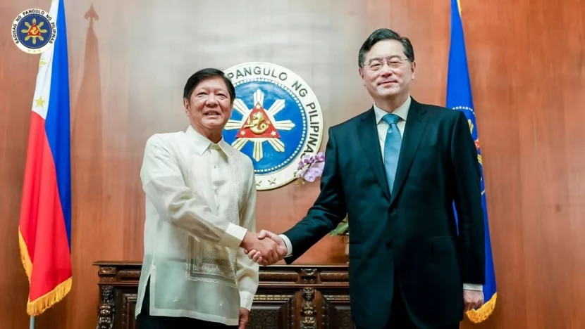 Tổng thống Philippines - Ferdinand Marcos Jr (bên phải) và Bộ trưởng Ngoại giao Trung Quốc Tần Cương trong cuộc hội đàm ngày 22-4. Ảnh: VĂN PHÒNG TỔNG THỐNG PHILIPPINES Tổng thống Philippines - Ferdinand Marcos Jr (bên phải) và Bộ trưởng Ngoại giao Trung Quốc Tần Cương trong cuộc hội đàm ngày 22-4. Ảnh: VĂN PHÒNG TỔNG THỐNG PHILIPPINES