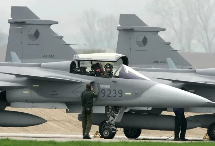 Tiêm kích Gripen của Thụy Điển tại một căn cứ không quân gần thủ đô Praha của Cộng hòa Czech. Ảnh: REUTERS Tiêm kích Gripen của Thụy Điển tại một căn cứ không quân gần thủ đô Praha của Cộng hòa Czech. Ảnh: REUTERS