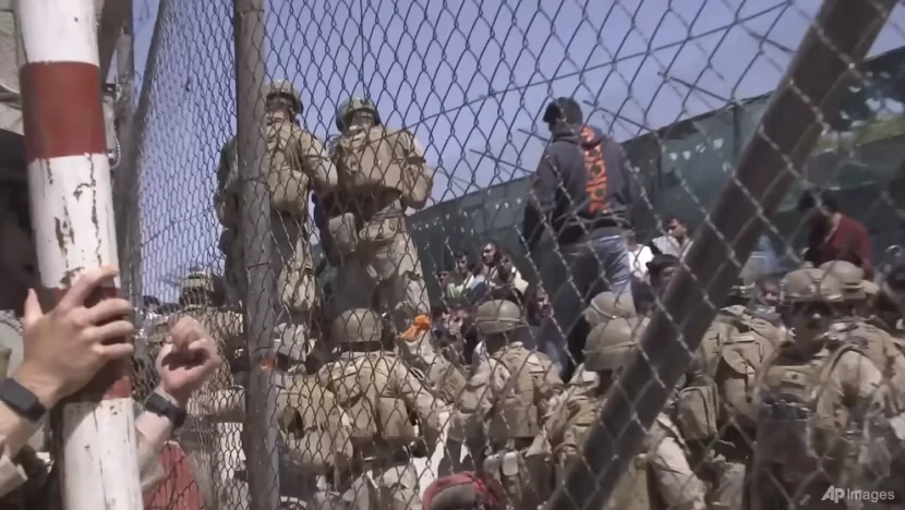 Lính Mỹ giúp sơ tán dân khỏi Afghanistan trước khi vụ đánh bom tại sân bay Kabul xảy ra. Ảnh: AP Lính Mỹ giúp sơ tán dân khỏi Afghanistan trước khi vụ đánh bom tại sân bay Kabul xảy ra. Ảnh: AP