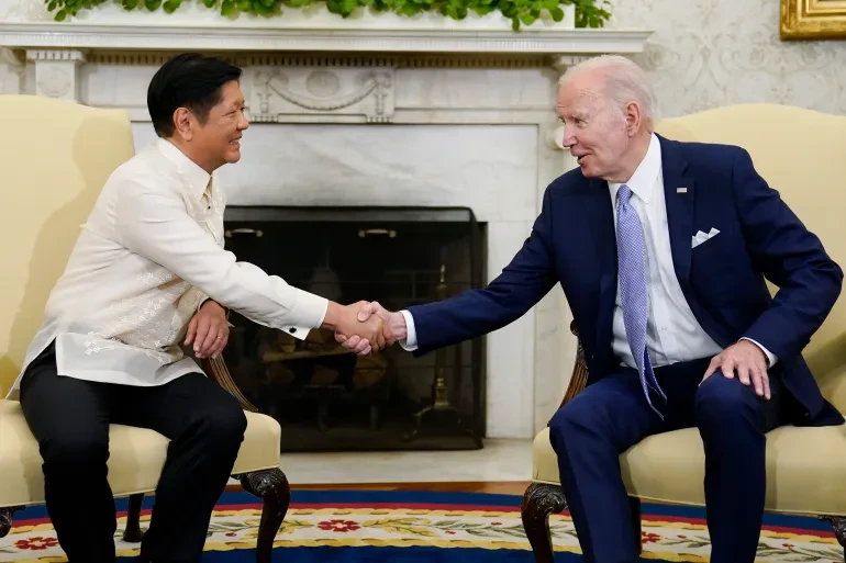 Tổng thống Mỹ Joe Biden (bên phải) và Tổng thống Philippines - Ferdinand Marcos Jr trong cuộc gặp hồi 1-5 tại Washington (Mỹ). Ảnh: AP Tổng thống Mỹ Joe Biden (bên phải) và Tổng thống Philippines - Ferdinand Marcos Jr trong cuộc gặp hồi 1-5 tại Washington (Mỹ). Ảnh: AP