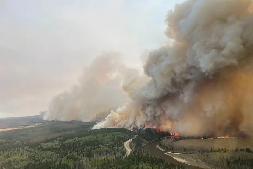 Cháy rừng nghiêm trọng tạo những cột khối lớn tại bang Alberta (Canada). Ảnh: REUTERS Cháy rừng nghiêm trọng tạo những cột khối lớn tại bang Alberta (Canada). Ảnh: REUTERS
