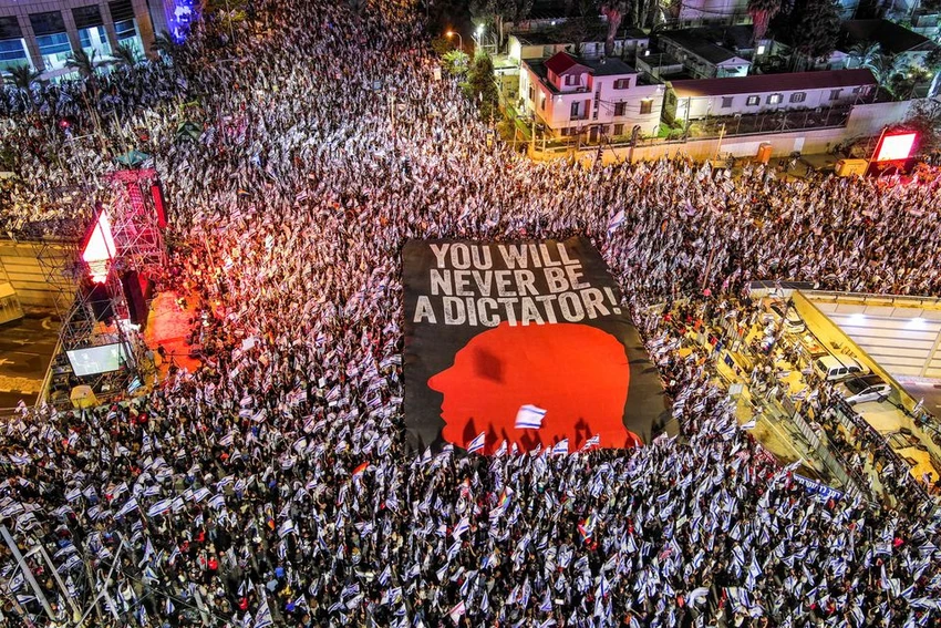 Người biểu tình tại trung tâm TP Tel Aviv (Israel) cùng tấm biển lớn với nội dung chỉ trích Tổng thống Israel Benjamin Netanyahu. Ảnh: REUTERS Người biểu tình tại trung tâm TP Tel Aviv (Israel) cùng tấm biển lớn với nội dung chỉ trích Tổng thống Israel Benjamin Netanyahu. Ảnh: REUTERS
