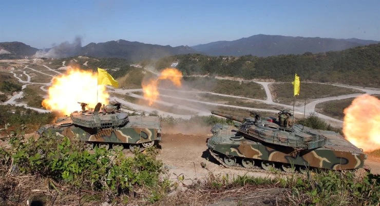 Xe tăng quân đội Mỹ và Hàn Quốc trong một cuộc tập trận tại Trường huấn luyện Seungjin ở TP Pocheon (tỉnh Gyeonggi, Hàn Quốc) hồi tháng 9-2011. Ảnh: KOREAN TIMES Xe tăng quân đội Mỹ và Hàn Quốc trong một cuộc tập trận tại Trường huấn luyện Seungjin ở TP Pocheon (tỉnh Gyeonggi, Hàn Quốc) hồi tháng 9-2011. Ảnh: KOREAN TIMES